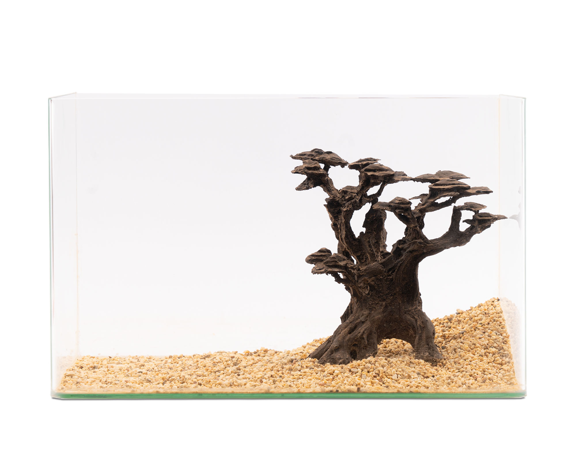 Aquarium mit Bonsai-Wurzel auf gelbem Kies